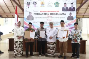 caption : Pemerintah Kabupaten Cirebon kembali menunjukkan komitmennya dalam memperkuat pendidikan karakter dan keagamaan bagi generasi muda. Kali ini, melalui penandatanganan Nota Kesepahaman (MoU) antara Dinas Pendidikan Kabupaten Cirebon dan Dewan Pimpinan Cabang Forum Komunikasi Diniyah Takmiliyah (DPC FKDT), terkait program wajib belajar diniyah bagi siswa sekolah dasar (SD). Kegiatan tersebut berlangsung di Pendopo Bupati, Jalan RA Kartini, Kota Cirebon, Kamis (19/6/2025).. (dok.prokompimkabcrb)