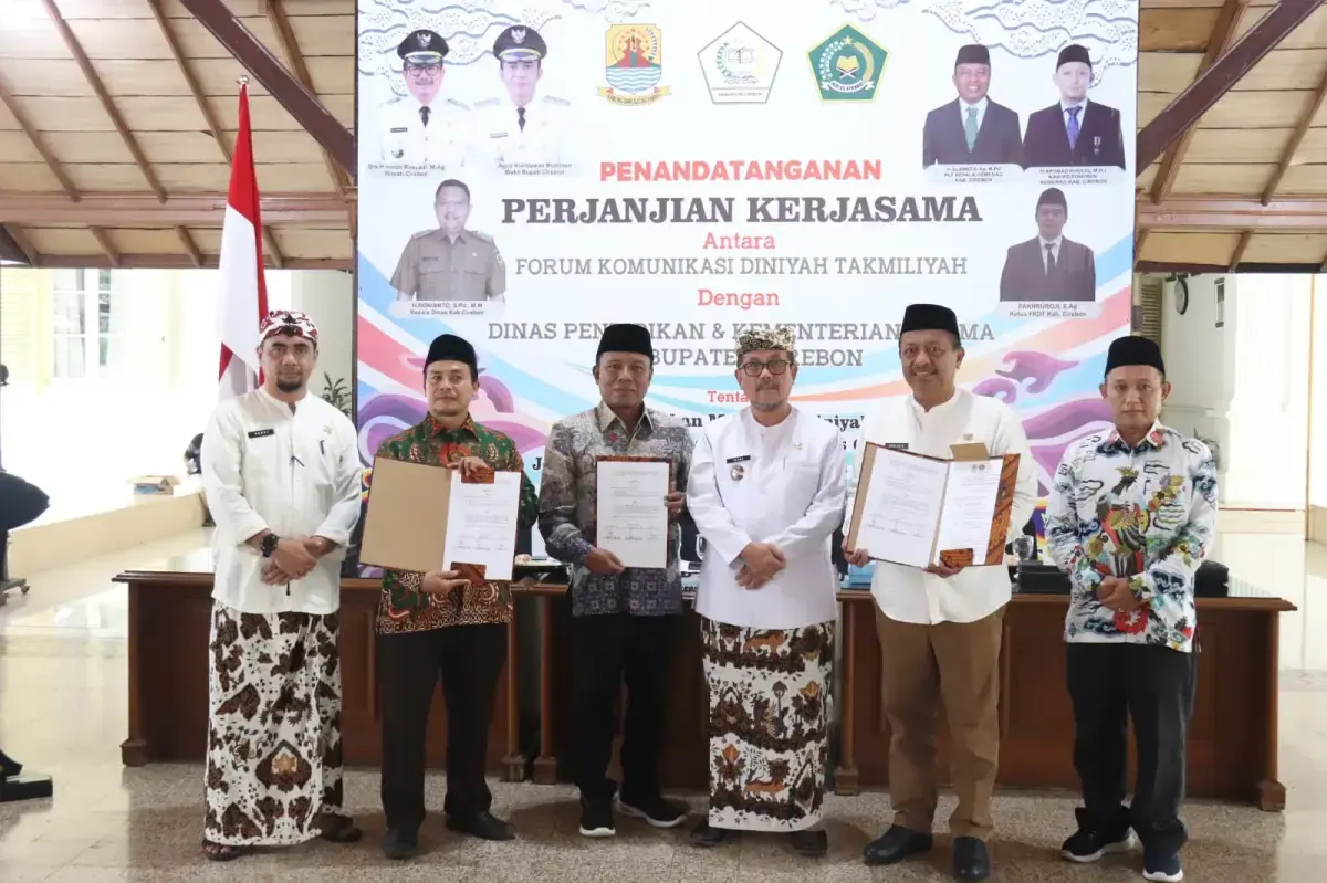 caption : Pemerintah Kabupaten Cirebon kembali menunjukkan komitmennya dalam memperkuat pendidikan karakter dan keagamaan bagi generasi muda. Kali ini, melalui penandatanganan Nota Kesepahaman (MoU) antara Dinas Pendidikan Kabupaten Cirebon dan Dewan Pimpinan Cabang Forum Komunikasi Diniyah Takmiliyah (DPC FKDT), terkait program wajib belajar diniyah bagi siswa sekolah dasar (SD). Kegiatan tersebut berlangsung di Pendopo Bupati, Jalan RA Kartini, Kota Cirebon, Kamis (19/6/2025).. (dok.prokompimkabcrb) caption : Pemerintah Kabupaten Cirebon kembali menunjukkan komitmennya dalam memperkuat pendidikan karakter dan keagamaan bagi generasi muda. Kali ini, melalui penandatanganan Nota Kesepahaman (MoU) antara Dinas Pendidikan Kabupaten Cirebon dan Dewan Pimpinan Cabang Forum Komunikasi Diniyah Takmiliyah (DPC FKDT), terkait program wajib belajar diniyah bagi siswa sekolah dasar (SD). Kegiatan tersebut berlangsung di Pendopo Bupati, Jalan RA Kartini, Kota Cirebon, Kamis (19/6/2025).. (dok.prokompimkabcrb)