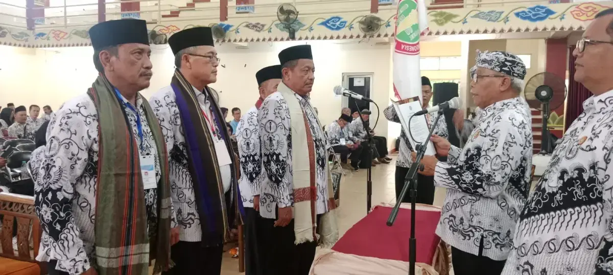 caption : Proses Pelantikan Pengurus Persatuan Guru Republik Indonesia (PGRI) Kabupaten Cirebon periode 2025–2030, di  Gedung PGRI Kabupaten Cirebon, Selas, (24/6). Dok. Afif/divi.