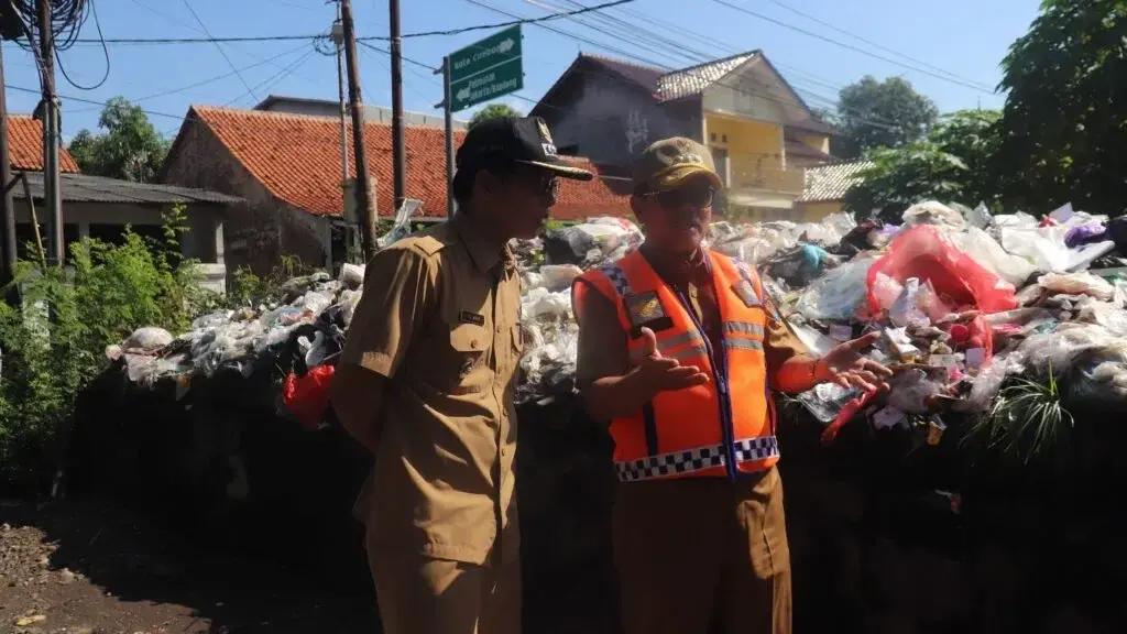 caption : Bupati Cirebon Sidak TPS Liar di wilayah Kecamatan Kedawung Kabupaten Cirebon. 