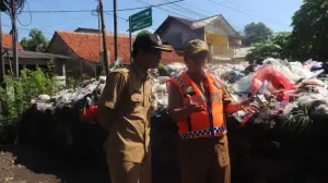 caption : Bupati Cirebon Sidak TPS Liar di wilayah Kecamatan Kedawung Kabupaten Cirebon. 