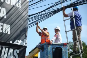 Caption :  Bupati Cirebon , Tertibkan Jaringan Kabel Udara Semrawut di Tiga Kawasan Stategis.