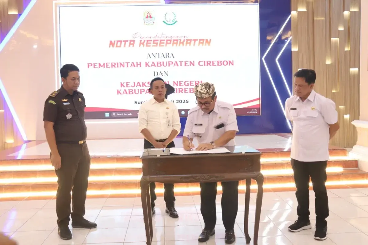caption : Bupati Cirebon, H. Imron dan Kajari, Dr. Yudhi Kurniawan resmi menjalin kerja sama untuk memperkuat tata kelola pemerintahan desa, khususnya dalam pengelolaan dana desa. Kerja sama itu dituangkan dalam penandatanganan nota kesepakatan (MoU) yang berlangsung di Kantor Bupati Cirebon, Kecamatan Sumber, Rabu (2/7/2025).