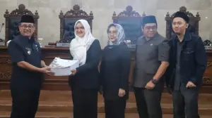 Bupati Imron Sampaikan Nota Keuangan Raperda Perubahan APBD 2025 di Rapat Paripurna DPRD Kabupaten Cirebon