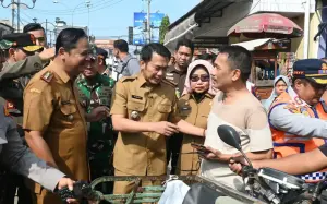 Caption Wakil Bupati Cirebon, H. Agus Kurniawan budiman (jigus) bersam Forkompimda trtibkan PKL kawasan Batik Trusmi. 