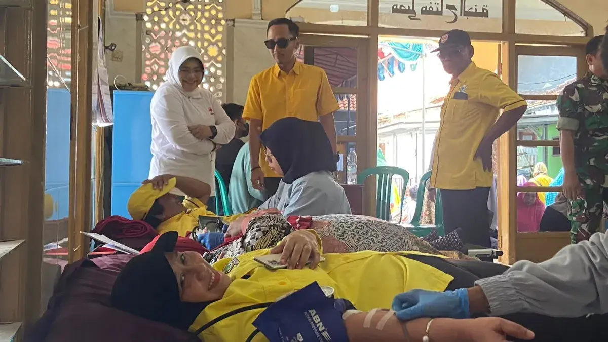 DPD Partai Golkar Kabupaten Cirebon dalam rangka memperingati Hari Ulang Tahun (HUT) ke-61 Partai Golkar, mengadakan pengobatan gratis dan pasar murah di Losari Kabupaten Cirebon. *(dok.soleh/divi)