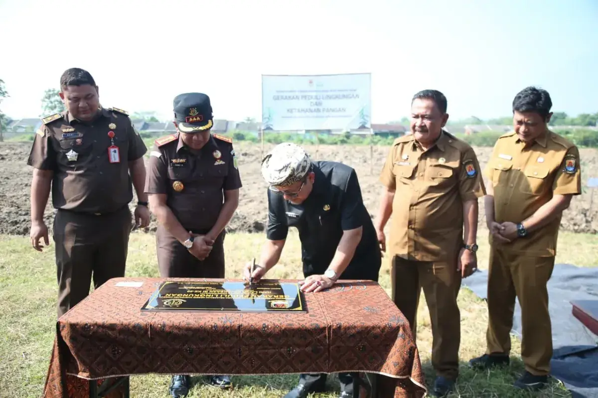 Bupati Cirebon, H. Imron, hadir langsung mendampingi Kepala Kejari Kabupaten Cirebon, Dr. Yudhi Kurniawan, dalam penanaman pohon di kelurahan Pasalakan Kecamatan Sumber. (Dok.way) Bupati Cirebon, H. Imron, hadir langsung mendampingi Kepala Kejari Kabupaten Cirebon, Dr. Yudhi Kurniawan, dalam penanaman pohon di kelurahan Pasalakan Kecamatan Sumber. (Dok.way)