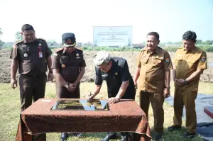 Bupati Cirebon, H. Imron, hadir langsung mendampingi Kepala Kejari Kabupaten Cirebon, Dr. Yudhi Kurniawan, dalam penanaman pohon di kelurahan Pasalakan Kecamatan Sumber. (Dok.way)