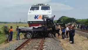 Tragedi kecelakaan maut terjadi di perlintasan kereta api tanpa palang pintu di Desa Citemu, Kecamatan Mundu, Kabupaten Cirebon