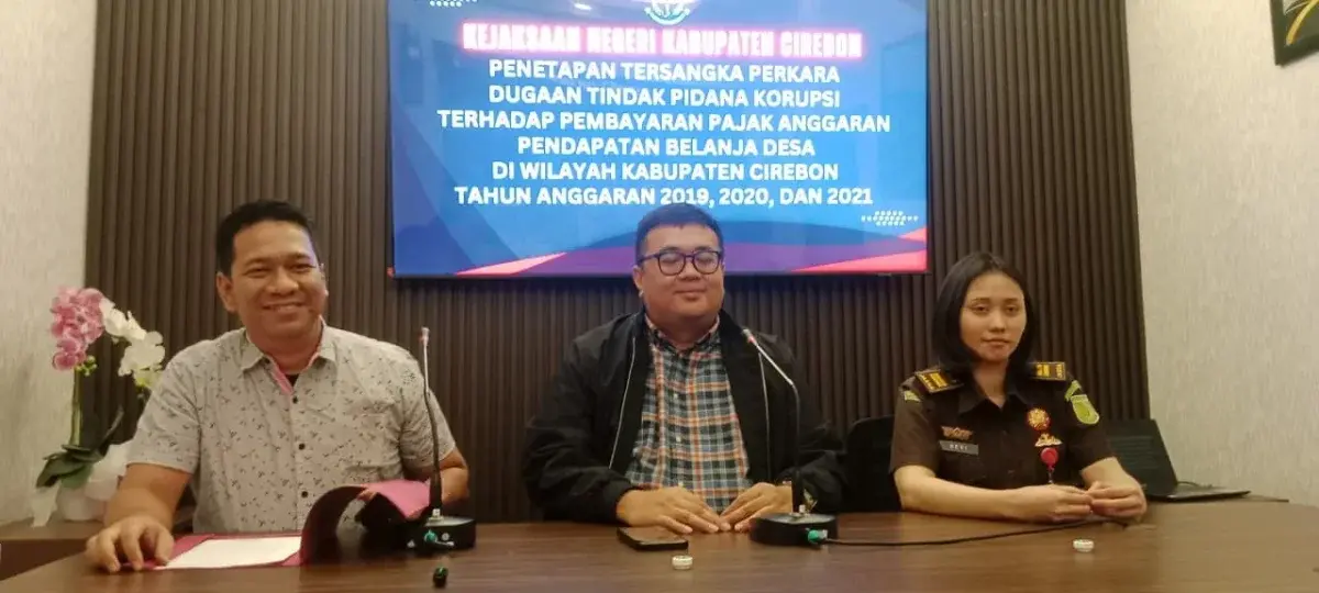 Kepala Kejaksaan Negeri Sumber Kabupaten Cirebon, Yudhi Kurniawan, melalui Kasi Intel Randy Tumpal Pardede, konferensi pers di Kantor Kejari Cirebon, Rabu (17/9/2025) malam.
. (Dok.way/soleh)