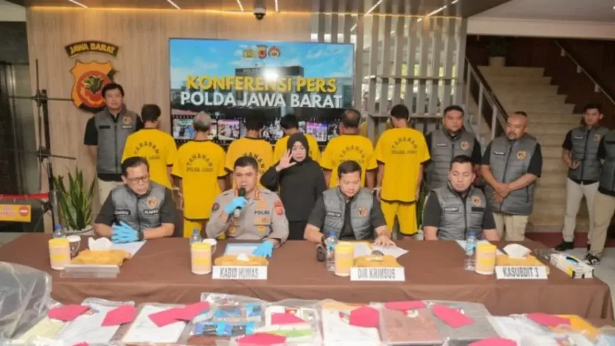 Kombes Pol Hendra Rochmawan dalam konferensi pers dugaan tindak pidana korupsi dana covid-19 Karawang yang merugikan negara hampir Rp2 miliar. (Dok.Humas Polda Jabar)