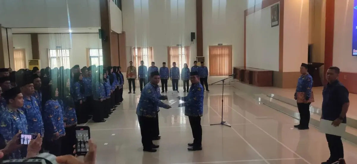 Bupati Cirebon, H. Imron, resmi melantik dan mengambil sumpah jabatan 290 Pegawai Pemerintah dengan Perjanjian Kerja (PPPK) Tahap II Formasi Tahun 2024. Prosesi pelantikan berlangsung di Aula Badan Kepegawaian dan Pengembangan Sumber Daya Manusia (BKPSDM) Kabupaten Cirebon, Sumber, Rabu (17/9/2025). (Dok.Afif/divi)