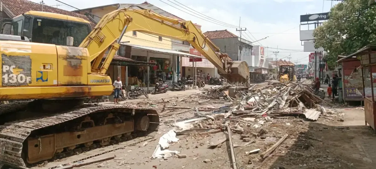Proses pembongkaran pasar darurat di jalan Ki Hajar Dewantoro Desa Jungjang Kecamatan Arjawinangun Kabupaten Cirebon, yang menggunakan alat berat, Senin, (15/09). (Dok.Afif/divi)