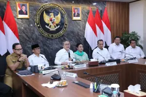 WamenPANRB, rapat turut dihadiri sejumlah pejabat tinggi negara, di antaranya Menteri Koperasi (Menkop) Ferry Juliantono, Ketua Komisi IV DPR RI Siti Hediati Soeharto, Wakil Menteri Koperasi Farida Farichah, Wakil Menteri Dalam Negeri Bima Arya Sugiarto, serta Wakil Menteri Desa dan Pembangunan Daerah Tertinggal Ahmad Riza Patria. (Dok.Humas PANRB)