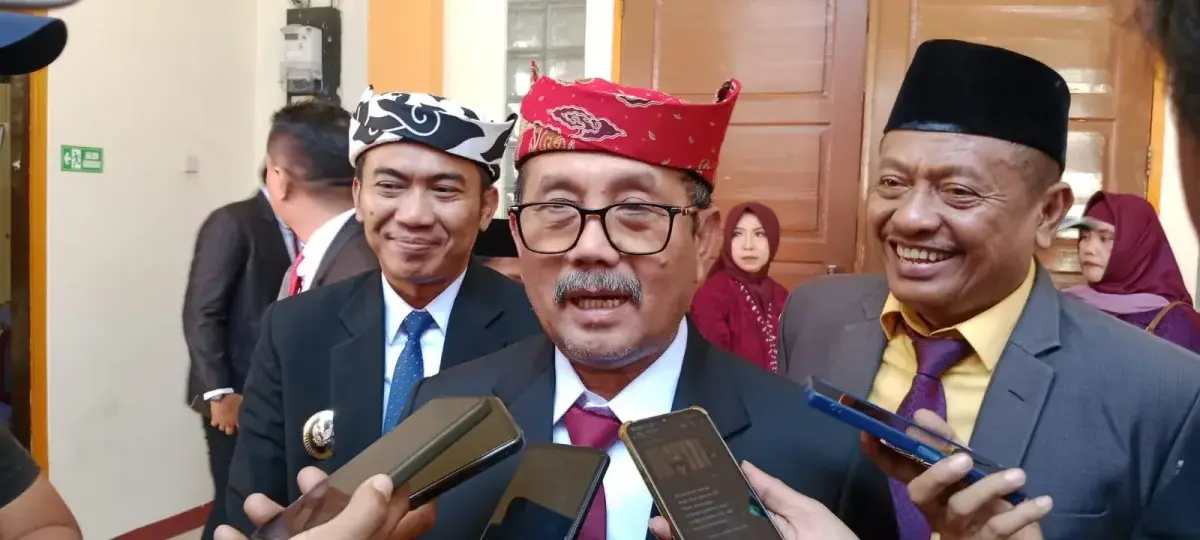 Bupati Cirebon, H. Imron (tengah), di dampingi Wakil Bupati cirebon, H. Agus (kiri).(dok.Way/soleh/divi)