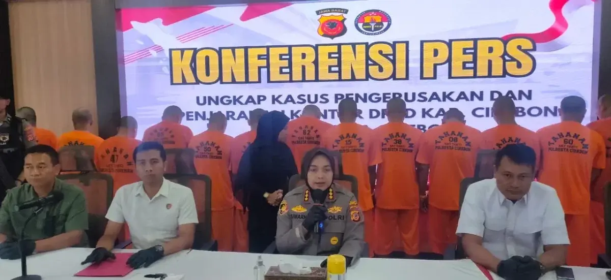Kepala Polresta Cirebon Kombes Pol. Sumarni (dua dari kanan) saat melakukan konferensi pers di Cirebon, Jawa Barat, Kamis (4/9/2025), terkait Kerusuhan dan Penjarahan demontrasi di Kabupaten Cirebon.