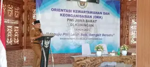 Bupati Kuningan, DR. H. Dian Rachmat Yanuar saat membuka acara OKK PWI di Kuningan Jawa Barat, Senin, (22/9). (Dok.Hafizh)