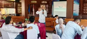Kabid Advokasi PWI Jabar Agus Dinar, Tekankan Penting Rambu-Rambu Pers bagi Jurnalis, saat pemberian materi di acara OKK kepada peserta. Kuningan, Senin, (22/9). (Dok.hafizh/Divipromomedia.com)