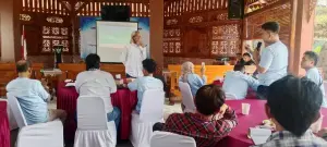 Kabid Advokasi PWI Jabar Agus Dinar, tanya jawab dengan peserta OKK terkait, Rambu-rambu Pers bagi jurnalis. Kuningan, Seni, (22/9).(Dok.soleh/divipromomedia.com)