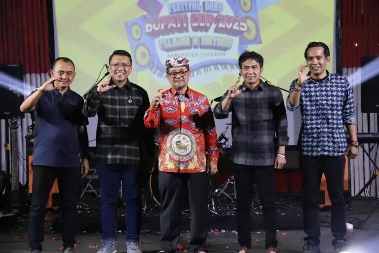 captiion : Bupati cirebon, H. Imron bersama Forkompimda Kabupaten Cirebon resmi membuka Festival Band Bupati Cup 2025, di kawasan Trusmi Kabupaten cirebon, (dok.way/divi)