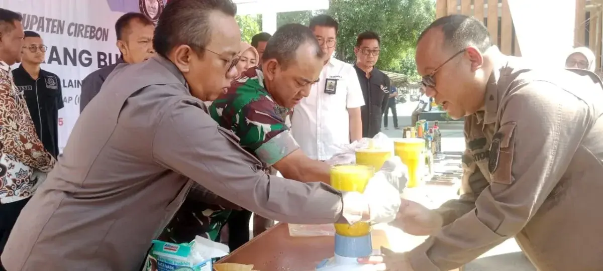 Kejaksaan Negeri (Kejari) Kabupaten Cirebon kembali menegaskan komitmennya dalam menegakkan hukum dengan melaksanakan pemusnahan barang bukti dari 119 perkara pidana yang telah memiliki kekuatan hukum tetap (inkracht). (Dok.Afif Setiawan)