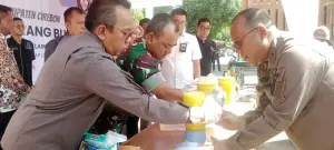 Kejaksaan Negeri (Kejari) Kabupaten Cirebon kembali menegaskan komitmennya dalam menegakkan hukum dengan melaksanakan pemusnahan barang bukti dari 119 perkara pidana yang telah memiliki kekuatan hukum tetap (inkracht). (Dok.Afif Setiawan)