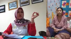 Kepala Dinas Kesehatan Kabupaten Cirebon, hj. Eni Suhaeni (kiri) dan pasien filariasis atau kaki gajah asal Cirebon, Misri (kanan).