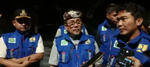 Bupati Cirebon, H. Imron dan Wakil Bupati Cirebon, H. Agus didampingi Kepala DPUTR Kabupaten Cirebon, Sunanto berserta jajarannya tinjau pelaksanaan peningkatan ruas jalan Gebang Ilir-Waled dengan dan beberapa ruas jalan di wilayah cirebon timur. (Dok.Afif Setiawan)