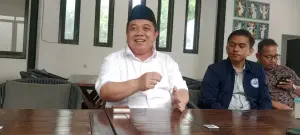 Rektor Universitas Islam Bunga Bangsa Cirebon (UIBBC), H. Oman Fathurrahman (memakai kemeja putih. (Dok.afif setiawan