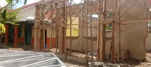 Kondisi SMPN 1 Kaliwedi, sedang di lakukan rehabilitasi sekolah yang alokasi anggaran bersumber dari APBN Tahun 2025. (dok.Afif Setiawan)