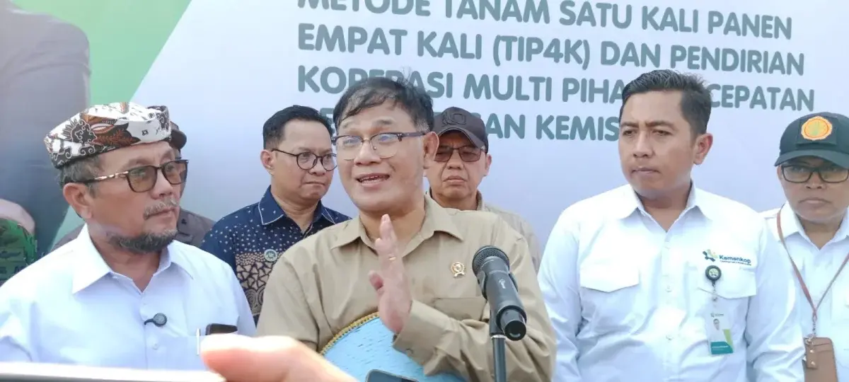 Kepala Badan Percepatan Pengentasan Kemiskinan (BP Taskin) Republik Indonesia, Budiman Sudjatmiko, resmi meluncurkan program inovatif berbasis teknologi dengan konsep “tanam sekali, panen empat kali” di Desa Pasalakan, Kecamatan Sumber, Kabupaten Cirebon, pada Sabtu (11/10/2025). (Dok.Afif Setiawan) Kepala Badan Percepatan Pengentasan Kemiskinan (BP Taskin) Republik Indonesia, Budiman Sudjatmiko, resmi meluncurkan program inovatif berbasis teknologi dengan konsep “tanam sekali, panen empat kali” di Desa Pasalakan, Kecamatan Sumber, Kabupaten Cirebon, pada Sabtu (11/10/2025). (Dok.Afif Setiawan)