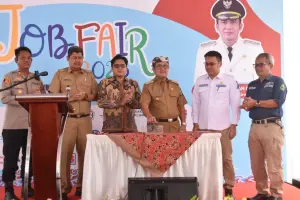 Bupati Cirebon meresmikan Job Fair 2025 bagi para pencari kerja pada hari Selasa (11/11/2025).