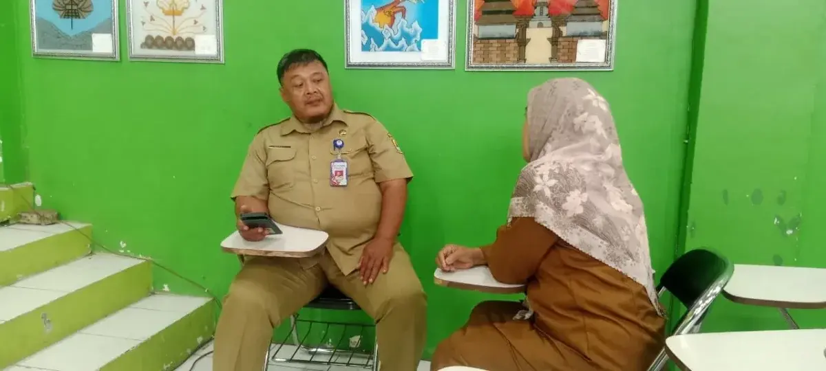 kiri Kepala Seksi Tenaga Pendidik dan Kependidikan Bidang Sekolah Dasar, H. Kanadi sedang proses seleksi wawancara calon Kepala Sekolah Dasar. (Dok.Afif Setiawan)