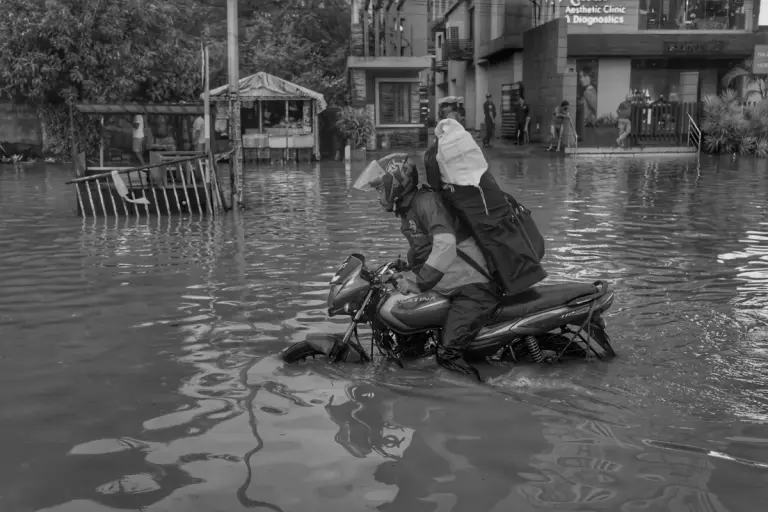 Suasana motor yang terendam banjir di jalan. FOTO: Pexels.com/divipromedia.com