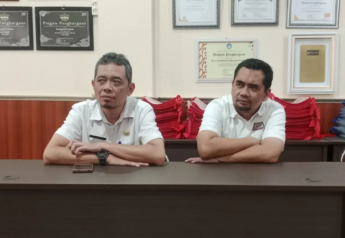 Kepala Bidang SD Disdik Kabupaten Cirebon, Andri Hermansyah (kanan) bersama Kasi Kurikulum SD, Asep (kiri), saat memberikan klarifikasi menampik isu adanya pemeriksaan terkait dugaan pungli maupun laporan pemotongan dana BOS, Rabu (5/11/2025). (Dok. Afif Setiawan)