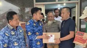  Wabup Cirebon, Jigus menyerahkan bantuan kepada masyarakat terdampak bencana angin kencang di Desa Slangit Kecamatan Klangenan Kabupaten Cirebon. (Dok.Humas)