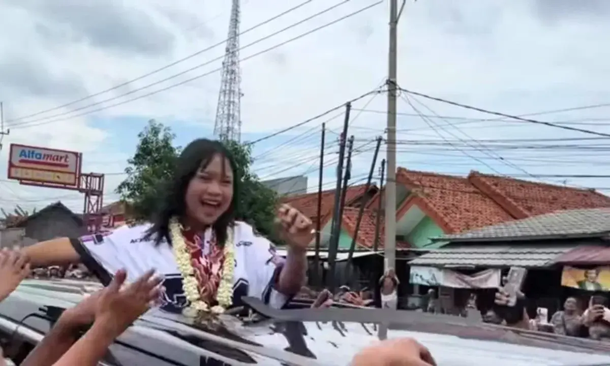 Ribuan Warga Cirebon Sambut Meriah Kepulangan Dede April, Juara 3 Dangdut Academy 7