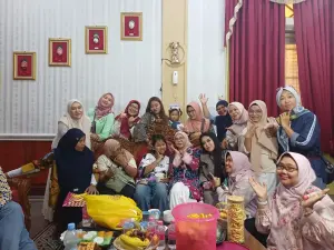 Ketua Tim Penggerak PPK dan Pengurus Kabupaten Cirebon Bersama sang Juara 3, Dangdut Academy 7, Dede April Asal Kabupaten Cirebon.