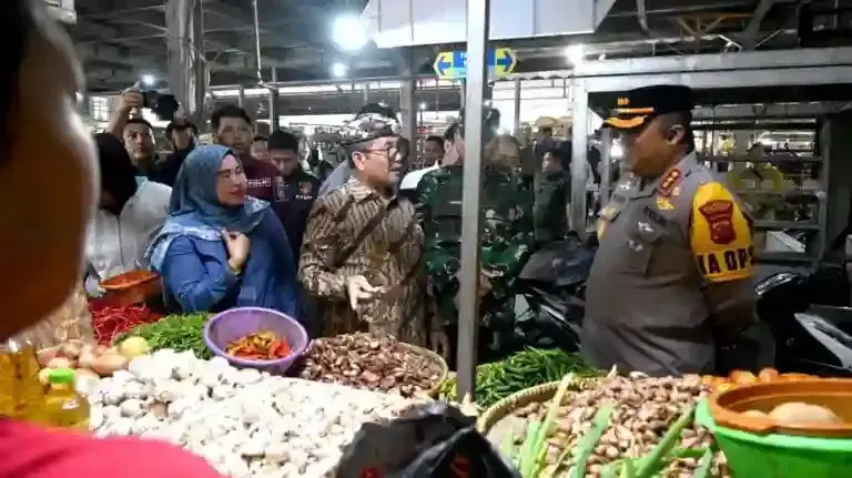 Bupati Imron Cek Langsung Harga Sembako di Pasar Sumber, Antisipasi Lonjakan Jelang Ramadan Bupati Imron Cek Langsung Harga Sembako di Pasar Sumber, Antisipasi Lonjakan Jelang Ramadan