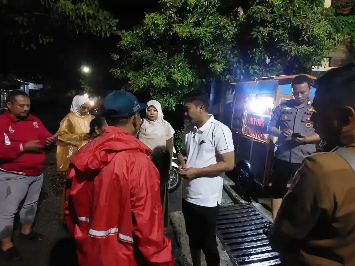 Tanggul Jebol Sebabkan Banjir di Mundu, Wabup Jigus Lakukan Peninjauan Tanggul Jebol Sebabkan Banjir di Mundu, Wabup Jigus Lakukan Peninjauan