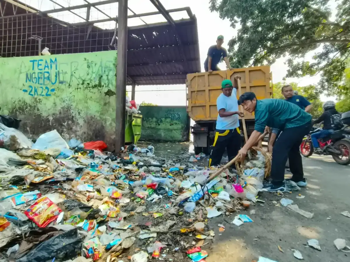 Wabup Cirebon, Agus Kurniawan Budiman bersama jajaran Dinas Lingkungan Hidup saat membersihkan sampah pada peringatan HPSN di TPS, Jumat (10/4/2026)./* (Humas Kab. Cirebon)