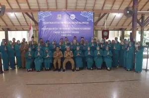 Sesi foto bersama seusai Bupati Cirebon (H. Imron) melantik Ketua Tim Penggerak PKK Kecamatan dan Ketua Tim Pembina Posyandu Kecamatan Tahun 2026 di Pendopo Bupati Cirebon, Selasa (14/4/2026)./* (Foto: Wahyu Arif/Divipromedia.id)