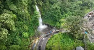 Ruas jalan Padang Panjang-Sicincin Kawasan Lembah Anai Sumatra Barat, progres perbaikan pascabencana longsor dan banjir./* (Foto: Dok.dirBM)
