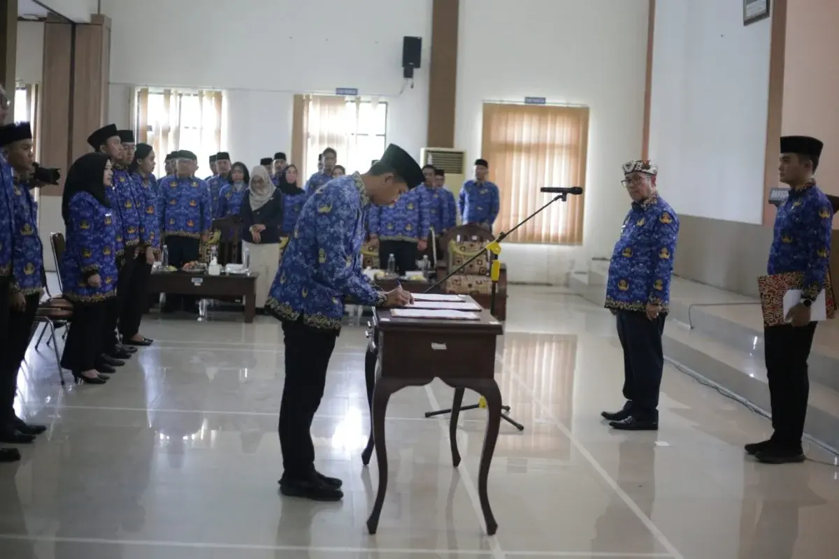 Bupati Cirebon H. Imron menyerahan Surat Keputusan (SK), serta pengangkatan dalam jabatan fungsional di Aula Graha Cakrabuana Badan Kepegawaian dan Pengembangan Sumber Daya Manusia (BKPSDM) Kabupaten Cirebon, Jumat (17/4/2026)./ (Foto. Humas Pemkab Cirebon) Bupati Cirebon H. Imron menyerahan Surat Keputusan (SK), serta pengangkatan dalam jabatan fungsional di Aula Graha Cakrabuana Badan Kepegawaian dan Pengembangan Sumber Daya Manusia (BKPSDM) Kabupaten Cirebon, Jumat (17/4/2026)./ (Foto. Humas Pemkab Cirebon)