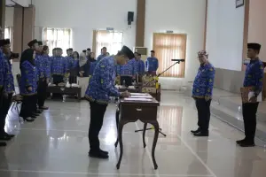 Bupati Cirebon H. Imron menyerahan Surat Keputusan (SK), serta pengangkatan dalam jabatan fungsional di Aula Graha Cakrabuana Badan Kepegawaian dan Pengembangan Sumber Daya Manusia (BKPSDM) Kabupaten Cirebon, Jumat (17/4/2026)./ (Foto. Humas Pemkab Cirebon)