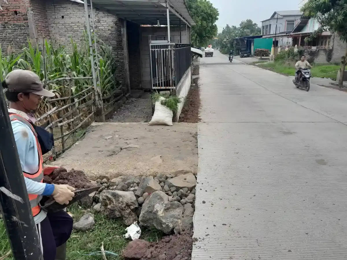Kondisi Jalan Tegalsari–Lematamba setelah perbaikan oleh Pemerintah Kabupaten Cirebon ./* (Foto. Ist)