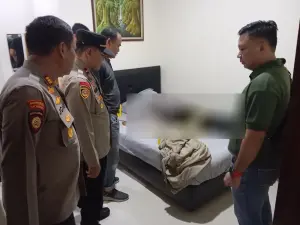 Polisi saat Lakukan Olah TKP disalah satu kos daerah Kedawung Kabupaten Cirebon. Ist