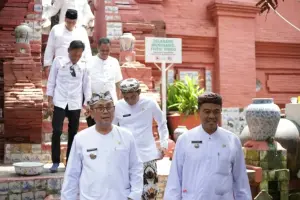 Bupati Cirebon, Imron , saat memimpin rombongan ziarah napak tilas ke Makam Sunan Gujungjati, dalam peringatan Hari Jadi ke-544 , Rabu (1/4/2026)./* (Prokompim Kab. Cirebon)