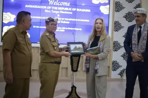 Bupati Cirebon Imron saat menyerahkan cinderamata kepada Duta Besar Bulgaria untuk Indonesia, Tanya Dimitrova didampingi Komisioner Perdagangan Bulgaria untuk Indonesia, Daniel Dobrev (paling kanan) di Ruang Paseban Gedung Setda Kabupaten Cirebon, Selasa (14/04/2026). /* (Heru)