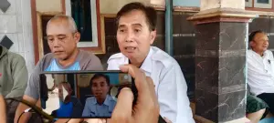 Perwakilan Dinas Pendidikan Kabupaten Cirebon, lakukan Home Visit rumah anak yatim-piatu, Kepala SMP Negeri 2 Sumber, Kemas Muhammad Saleh (Tengah Kemeja Putih) pada hari Rabu (29/4/2026)./* (Foto: Wahyu Arifudin/Divi)